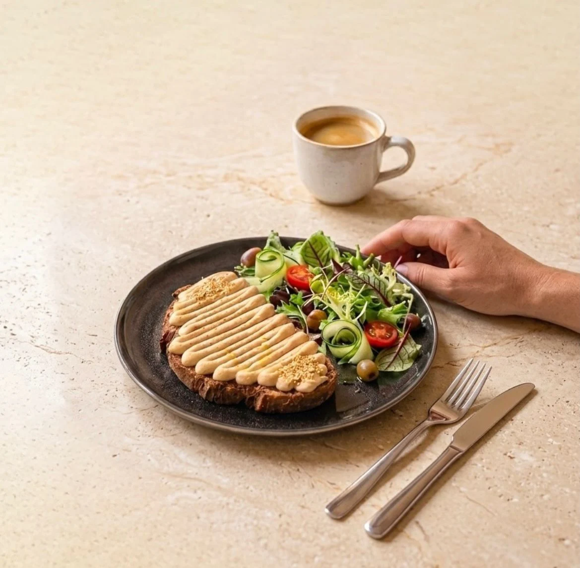 Tostada, ensalada y café en una mesa luminosa